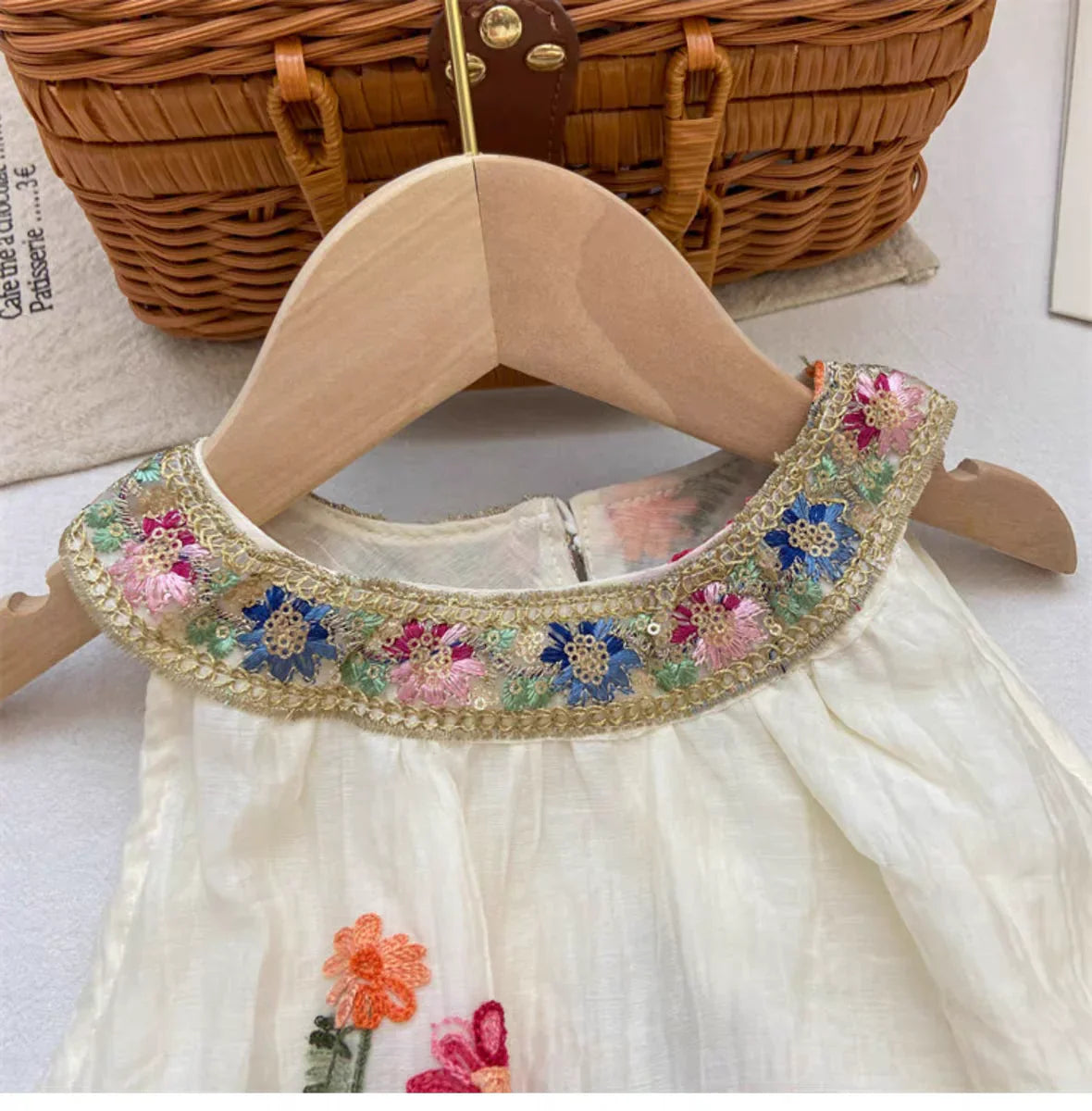 Vestido BloomGarden – Bordados Delicados e Leveza para o Verão